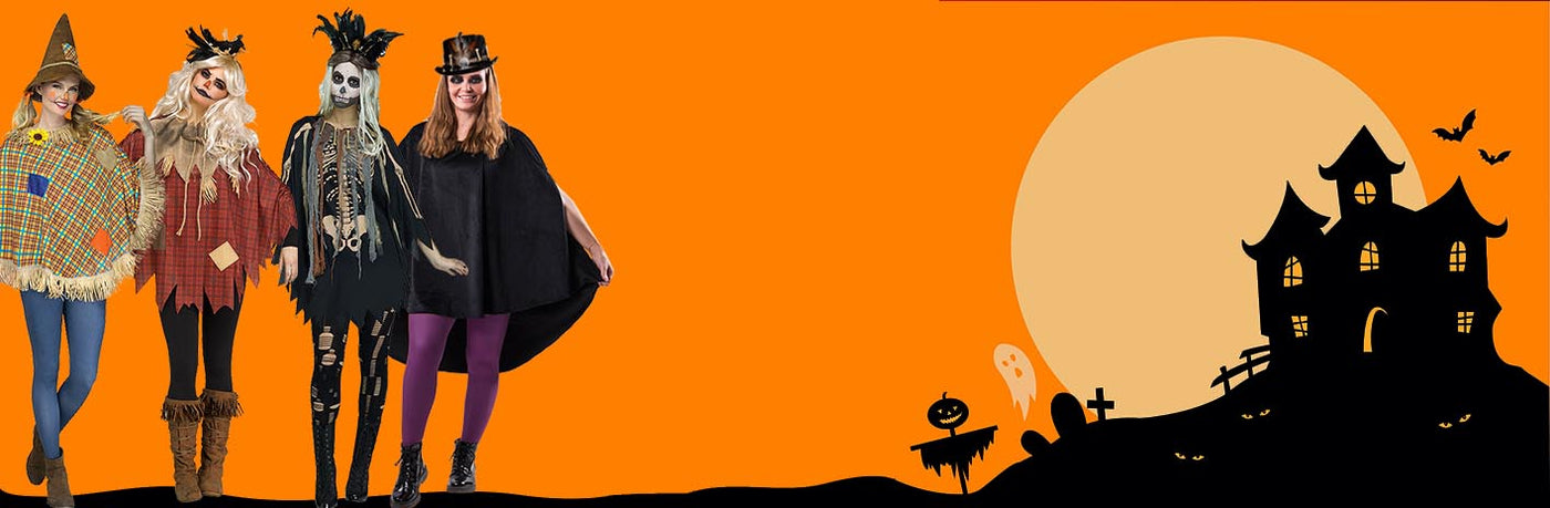 Links stehen vier Personen in Halloween-Kostümen; rechts sind vor einem orangefarbenen Hintergrund ein Geisterhaus, ein Vollmond, Fledermäuse und Grabsteine zu sehen.