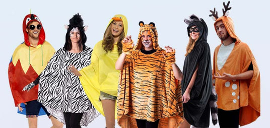 Sechs Personen stehen in einer Reihe vor einem einfarbigen hellen Hintergrund und tragen Kostüme mit Tiermotiven, darunter ein Vogel, ein Zebra, eine Ente, ein Tiger, eine Fledermaus und ein Reh.