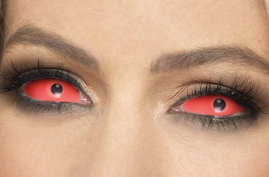 Eine Nahaufnahme der Augen einer Person mit digital bearbeiteten, leuchtend roten Iris und dunklen Pupillen, umrahmt von Make-up.