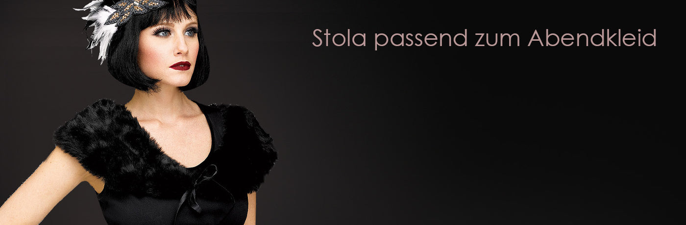 Frau in einem schwarzen Kleid mit Pelzstola und Federkopfschmuck vor dunklem Hintergrund. Der deutsche Text lautet: „Stola passend zum Abendkleid…“.