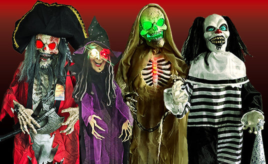Vier Halloween-Animatronik-Figuren – darunter ein Piratenskelett, eine Hexe, ein Skelett mit Kapuze und ein Clown – stehen mit leuchtenden Augen nebeneinander vor einem roten Hintergrund mit Farbverlauf.
