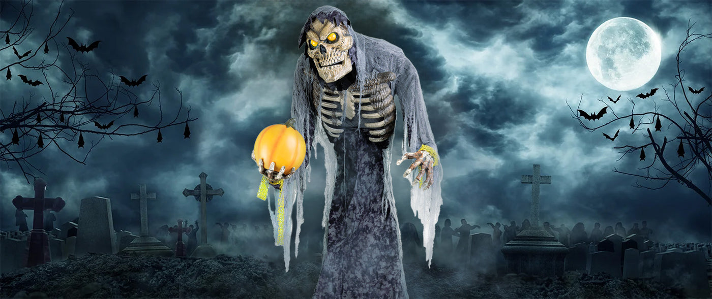 Ein skelettartiger Sensenmann in zerlumpten Gewändern hält nachts auf einem nebligen Friedhof einen Kürbis in der Hand, im Hintergrund sind der Vollmond und fliegende Fledermäuse zu sehen.