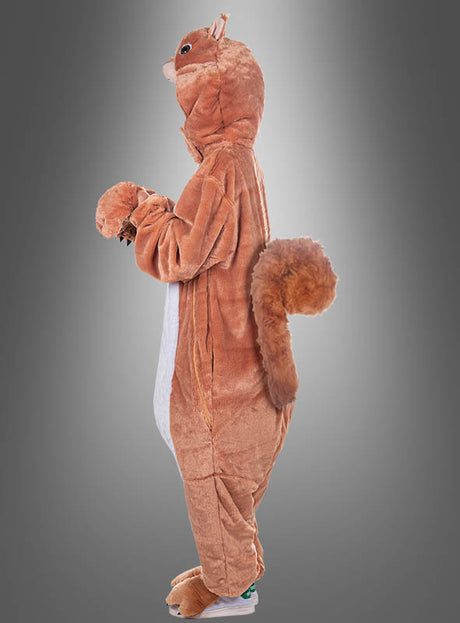 Eine Person steht seitlich in einem waschbaren Deluxe-Plüsch-Eichhörnchen-Ganzkörperkostüm mit Schwanz und hält die Hände vor einem einfarbigen grauen Hintergrund hoch.