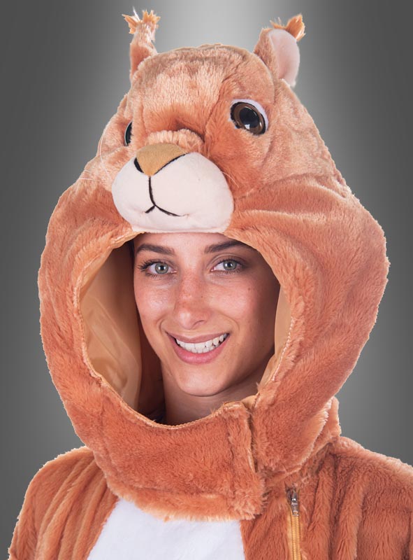 Eine Frau trägt eine weiche, braune Plüsch-Eichhörnchen-Maske mit Schwanz, die waschbar ist und an der Kapuze Ohren sowie ein Eichhörnchengesicht aufweist, das ihr Gesicht vor einem grauen Hintergrund umrahmt.