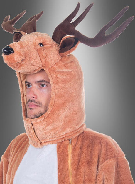 Eine Person trägt die „Hirschmaske mit Geweih und Schwanz aus Plüsch“ und steht vor einem grauen Hintergrund mit Farbverlauf – eine ideale Wahl für Karnevalsfeiern.
