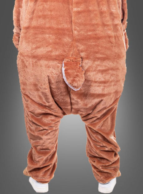 Eine Person in einem braunen, pelzigen Tierkostüm, von hinten gesehen, mit einem Plüschschwanz und weißen Schuhen – ideal für den Karneval. Das Highlight dieses Outfits ist die Hirschmaske mit Geweih und Schwanz aus Plüsch, die dafür sorgt, dass das Hirschkostüm in jeder festlichen Menschenmenge auffällt.