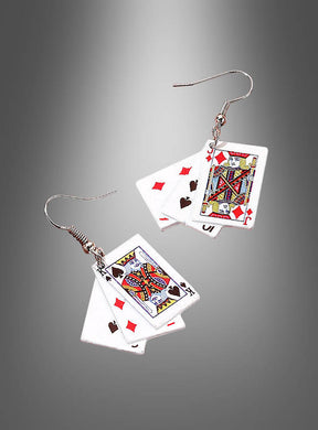Ein Paar „Casino Kartenspiel“-Ohrringe mit kleinen Spielkarten, darunter die Herzkönigin, vor einem grauen Hintergrund mit Farbverlauf.