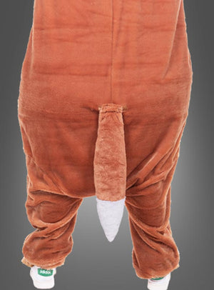 Vor einem grauen Hintergrund steht eine Person, die die „Plüsch-Fuchsmaske und Schwanz – waschbar“ trägt, bestehend aus einer Plüsch-Fuchsmaske und einem Schwanz mit weißer Spitze. Ihre weißen Adidas-Sneaker verleihen diesem verspielten Karnevalskostüm eine stilvolle Note.