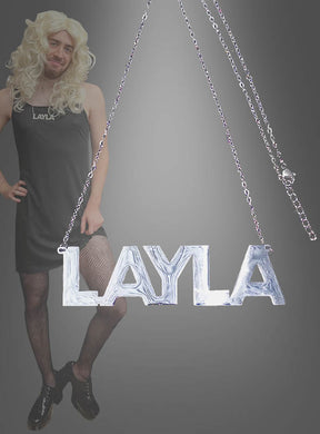 Eine Person in einem schwarzen Kleid, Netzstrümpfen und einer blonden Perücke posiert neben der protzigen „Layla Kette silber Namenskette 9,5 cm“ – einer auffälligen silbernen Namenskette mit dem Namen LAYLA, die sich perfekt als Accessoire für eine Malle-Party eignet.