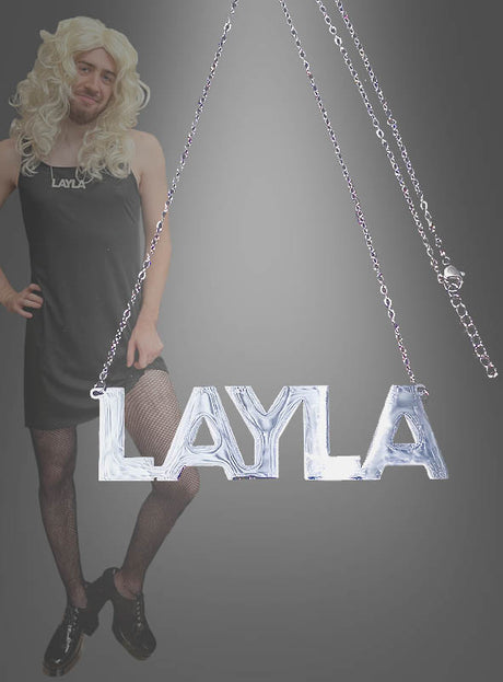 Eine Person in einem schwarzen Kleid, Netzstrümpfen und einer blonden Perücke posiert neben der protzigen „Layla Kette silber Namenskette 9,5 cm“ – einer auffälligen silbernen Namenskette mit dem Namen LAYLA, die sich perfekt als Accessoire für eine Malle-Party eignet.
