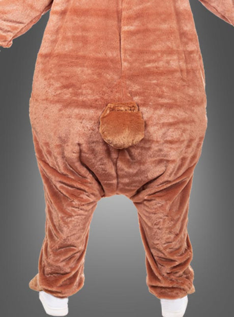 Eine Person, die ein braunes Plüschtierkostüm trägt, ist von hinten zu sehen; vor einem grauen Hintergrund sind ein kleiner Schwanz und weiße Schuhe zu erkennen – perfekt für Karnevalsfeiern oder in Kombination mit dem waschbaren Plüschbären-Maskenkopf und -Schwanz für noch mehr festliches Flair.