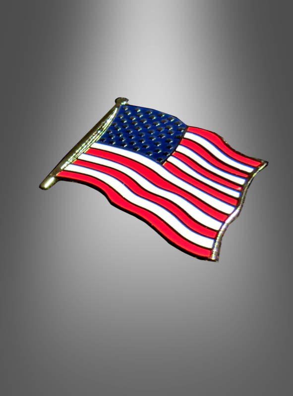 Der „USA Flaggen Pin zum Anstecken“ in Form der Flagge der Vereinigten Staaten ist vor einem grauen Hintergrund mit Farbverlauf abgebildet und somit ein stilvolles Accessoire für jede Sammlung.
