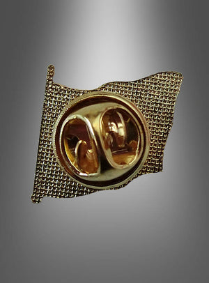 Eine goldfarbene USA-Flaggen-Anstecknadel in Form einer Flagge mit strukturierter Oberfläche und einem klassischen Schmetterlingsverschluss ist vor einem grauen Hintergrund mit Farbverlauf abgebildet. Diese elegante Anstecknadel ist ideal für Sammler oder alle, die den Stil einer Anstecknadel schätzen.