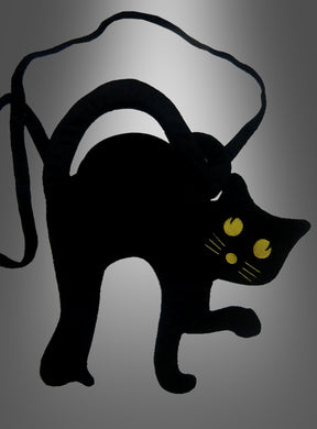 Schwarzer Kater-Handtasche in Form eines schwarzen Katers mit gelben Augen und Schnurrhaaren, gewölbtem Rücken und langem Trageriemen – das perfekte Accessoire für dein Hexenkostüm, präsentiert vor einem grauen Farbverlauf.
