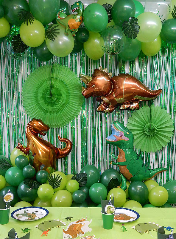 Gestalten Sie einen unvergesslichen Dinosaurier-Kindergeburtstag mit der „Dino Party Deko Luftballon-Wanddekoration“ (89-teilig) – bestehend aus grünen Luftballons, Luftballon-Girlanden, Dinosaurier-Luftballons, Papierdekorationen und einem Tischset mit passenden Tellern, Bechern und Dinosaurier-Ausschnitten.