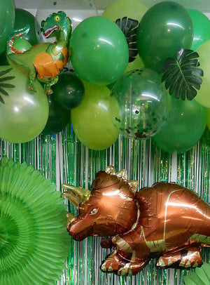 Schaffen Sie mit dem 89-teiligen Set „Dino Party Deko Luftballon-Wanddekoration“ eine atemberaubende thematische Partykulisse – mit grünen und goldenen Luftballons, Blattdekorationen und Folien-Dinosaurier-Luftballons. Perfekt für einen Dinosaurier-Kindergeburtstag oder um Ihre Dino-Party-Dekoration mit festlichen Luftballon-Girlanden abzurunden.