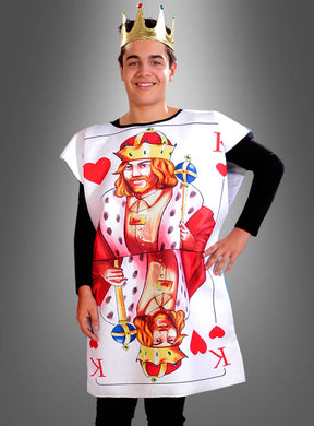Eine Person, die das Kartenspiel-Kostüm „König mit Krone“ trägt, vor einem schlichten grauen Hintergrund steht und lächelt – perfekt für den Karneval.