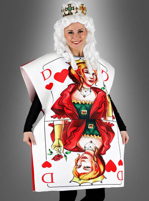 Eine Person im Spielkartenkostüm „Herzdame mit Krone“, mit Krone und weißer Perücke, steht lächelnd vor einem grauen Hintergrund – ein ideales Last-Minute-Kostüm für Damen, die als Herzdame auffallen möchten.