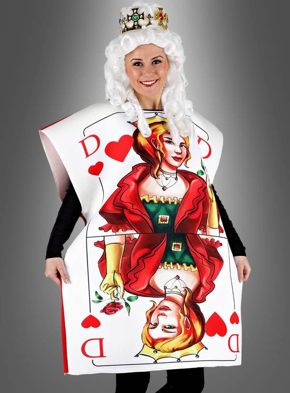 Eine Person im Spielkartenkostüm „Herzdame mit Krone“, mit Krone und weißer Perücke, steht lächelnd vor einem grauen Hintergrund – ein ideales Last-Minute-Kostüm für Damen, die als Herzdame auffallen möchten.