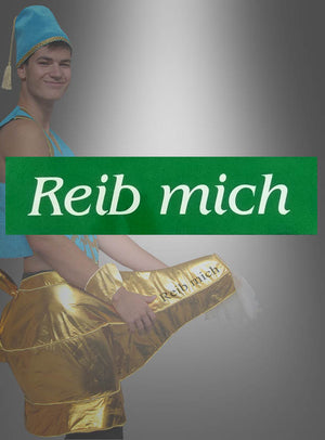 Eine Person steht lächelnd vor einem Hintergrund mit Farbverlauf und hält die „REIB MICH“-Schablone für die Wunderlampe in der Hand – als Teil ihres blau-goldenen Wunderlampen-Kostüms.