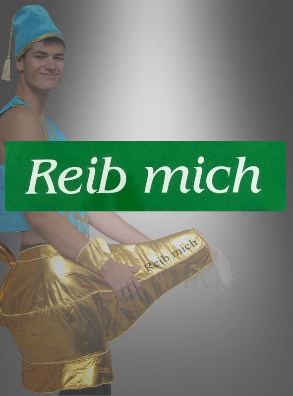 Eine Person steht lächelnd vor einem Hintergrund mit Farbverlauf und hält die „REIB MICH“-Schablone für die Wunderlampe in der Hand – als Teil ihres blau-goldenen Wunderlampen-Kostüms.