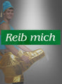 Eine Person steht lächelnd vor einem Hintergrund mit Farbverlauf und hält die „REIB MICH“-Schablone für die Wunderlampe in der Hand – als Teil ihres blau-goldenen Wunderlampen-Kostüms.