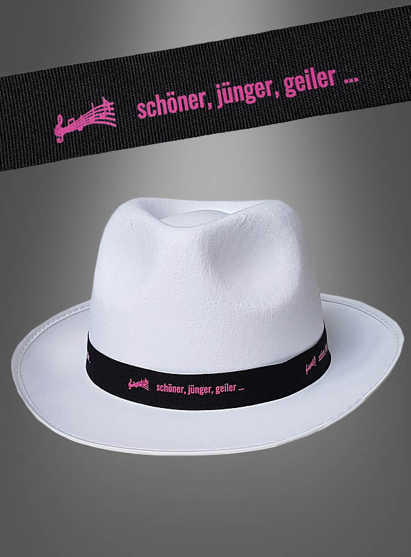 Ein weißer Fedora mit dem „Layla Hutband 60 cm mit Aufschrift“ – einem schwarzen Hutband, auf dem ein rosa Noten-Logo und der deutsche Satz „schöner, jünger, geiler...“ aufgedruckt sind – ist das ultimative Accessoire für dein nächstes Party-Outfit oder deine nächste Party auf Mallorca.