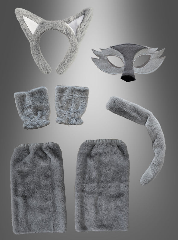 Wir präsentieren das „Deluxe Wolf Set Tierkostüm 7-teilig“: ein siebenteiliges Set bestehend aus Ohren, Stirnband, Maske, Handgelenkmanschetten, Schwanz und zwei Beinbedeckungen – alles aus weichem Kunstfell gefertigt und vor einem grauen Hintergrund mit Farbverlauf präsentiert. Ideal als Karnevalswolf oder für alle, die ein auffälliges Wolfskostüm suchen: Dieses Wolf-Tierkostüm verleiht jeder Veranstaltung einen verspielten Charme.