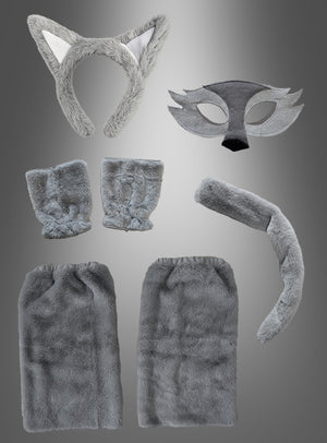 Wir präsentieren das „Deluxe Wolf Set Tierkostüm 7-teilig“: ein siebenteiliges Set bestehend aus Ohren, Stirnband, Maske, Handgelenkmanschetten, Schwanz und zwei Beinbedeckungen – alles aus weichem Kunstfell gefertigt und vor einem grauen Hintergrund mit Farbverlauf präsentiert. Ideal als Karnevalswolf oder für alle, die ein auffälliges Wolfskostüm suchen: Dieses Wolf-Tierkostüm verleiht jeder Veranstaltung einen verspielten Charme.
