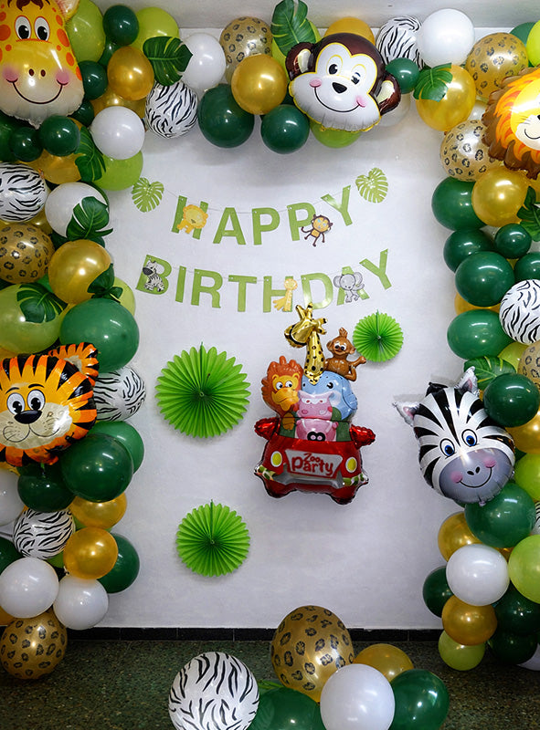 Schaffen Sie die ultimative „Party Set Zoo“-Atmosphäre mit dem „Riesiges Zootiere Wand-Deko-Set“ (149 Teile), das Dekorationen für Kindergeburtstage im Dschungel-Stil enthält, darunter grüne, goldene und weiße Luftballons, Luftballons mit Tiergesichtern, ein „Happy Birthday“-Banner für die Wand sowie lustige Zootiere-Wanddekorationen für eine unvergessliche Feier.