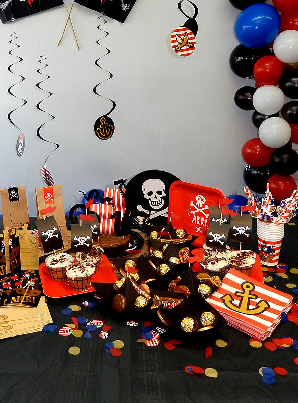 Verwandeln Sie Ihre Feier mit der „Piraten Party Tischdeko 73 Teile“ in ein unvergessliches Abenteuer – perfekt für einen Piraten-Kindergeburtstag! Dieses Komplettset enthält stilvolle Totenkopf- und Ankerdekorationen, Cupcakes, goldverpackte Bonbons, gestreifte Teller, Becher mit Strohhalmen sowie schwarze, rote und weiße Luftballons – die ultimative Piraten-Tischdekoration für die Piraten-Geburtstagsparty Ihres Kindes.