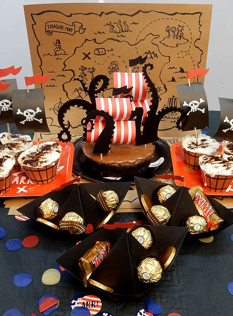 Verwandeln Sie Ihren Piraten-Kindergeburtstag mit der Piraten-Party-Tischdekoration (73 Teile)! Dieses Komplettset enthält alles, was du für einen Party-Tisch im Piratenstil brauchst: eine Schiffstorte, Cupcakes mit Totenkopf-Motiv, Pralinen in schwarzen Schalen, festliches Konfetti und eine handgezeichnete Schatzkarte als Hintergrund. Perfekt, um mit dieser lustigen Piraten-Party-Dekoration einen Blickfang auf den Tisch zu zaubern und eine unvergessliche Feier zu gestalten.