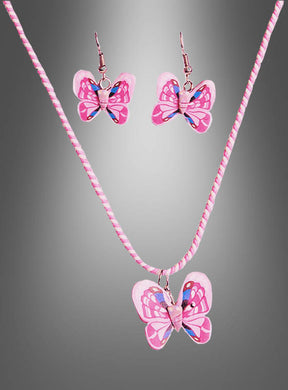 Das Schmetterling-Schmuckset aus Kette und Ohrringen wird vor einem grau abgestuften Hintergrund präsentiert und eignet sich ideal als Schmetterling-Geschenk für junge Schmuckliebhaber. Dieses bezaubernde Set ist im rosa Schmetterlings-Design gehalten und umfasst sowohl eine Kinderkette als auch Ohrringe – eine niedliche Ergänzung für die Accessoire-Sammlung jedes Kindes.