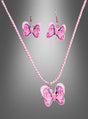 Das Schmetterling-Schmuckset aus Kette und Ohrringen wird vor einem grau abgestuften Hintergrund präsentiert und eignet sich ideal als Schmetterling-Geschenk für junge Schmuckliebhaber. Dieses bezaubernde Set ist im rosa Schmetterlings-Design gehalten und umfasst sowohl eine Kinderkette als auch Ohrringe – eine niedliche Ergänzung für die Accessoire-Sammlung jedes Kindes.