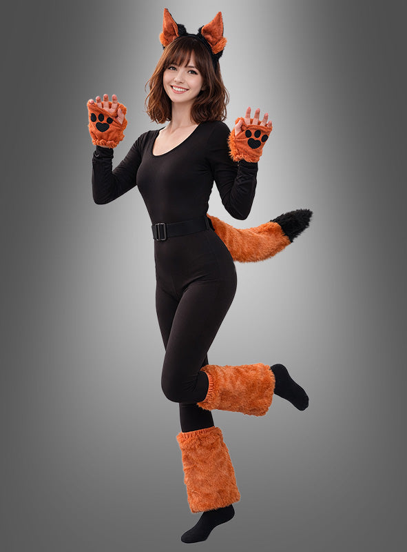 Eine Frau in einem schwarzen Body mit orangefarbenen Fuchsohren, Pfoten, Schwanz und Stulpen aus dem 6-teiligen Tierkostüm-Fuchs-Set aus Plüsch posiert verspielt auf einem Bein vor einem grauen Hintergrund mit Farbverlauf.