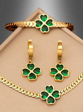 Das 4-teilige Kleeblatt-Schmuckset „Schornsteinfegerin“ besteht aus einem atemberaubenden Goldschmuckset, das mit grünen vierblättrigen Kleeblatt-Anhängern verziert ist – darunter ein Armband, eine Halskette und Ohrringe –, die alle elegant auf einem beigen Ständer präsentiert werden. Dieses bezaubernde Set ist die perfekte Prise Glück für Ihre Sammlung und eignet sich ideal als St.-Patrick’s-Day-Schmuck oder als charmanter Kleeblatt-Modeschmuck für den Alltag.