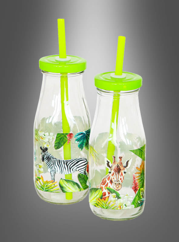 Zwei durchsichtige Glas-Trinkflaschen mit Strohhalm und Tiermotiven (250 ml), jeweils mit grünem Deckel und Strohhalm, sind abgebildet, verziert mit tropischen Blättern, einem Zebra und einer Giraffe auf grauem Hintergrund mit Farbverlauf. Diese stilvollen Flaschen eignen sich ideal als Trinkflaschen für Kinder oder Milchflaschen mit Tiermotiven und machen das Trinken für die Kleinen zum Vergnügen.