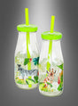 Zwei durchsichtige Glas-Trinkflaschen mit Strohhalm und Tiermotiven (250 ml), jeweils mit grünem Deckel und Strohhalm, sind abgebildet, verziert mit tropischen Blättern, einem Zebra und einer Giraffe auf grauem Hintergrund mit Farbverlauf. Diese stilvollen Flaschen eignen sich ideal als Trinkflaschen für Kinder oder Milchflaschen mit Tiermotiven und machen das Trinken für die Kleinen zum Vergnügen.