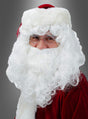 Eine Person mit einer roten Weihnachtsmannmütze und einer Brille, die ein Weihnachtsmannkostüm trägt und mit dem „weißen Bart und der Perücke für den Weihnachtsmann“ ausgestattet ist, steht vor einem grauen Hintergrund.
