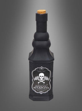 Eine schwarze Halloween-Geschenkflasche (24 cm) mit Korkverschluss und einem Etikett, auf dem ein Totenkopf mit der Aufschrift „Poison“ zu sehen ist, steht vor einem grauen Farbverlaufshintergrund – die perfekte Halloween-Dekoration oder ein gruseliges Geschenk für jede Hexenküche.