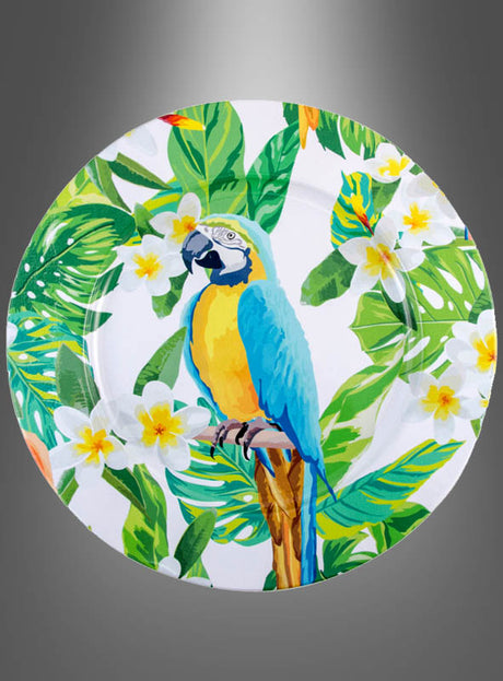 Der Servierteller „Papagei“ (33 cm) zeigt einen leuchtend blauen und gelben Papagei, der auf einem Ast sitzt, umgeben von üppigem Grün und weißen tropischen Blumen – eine ideale Ergänzung für Ihre Hawaii-Partydekoration.