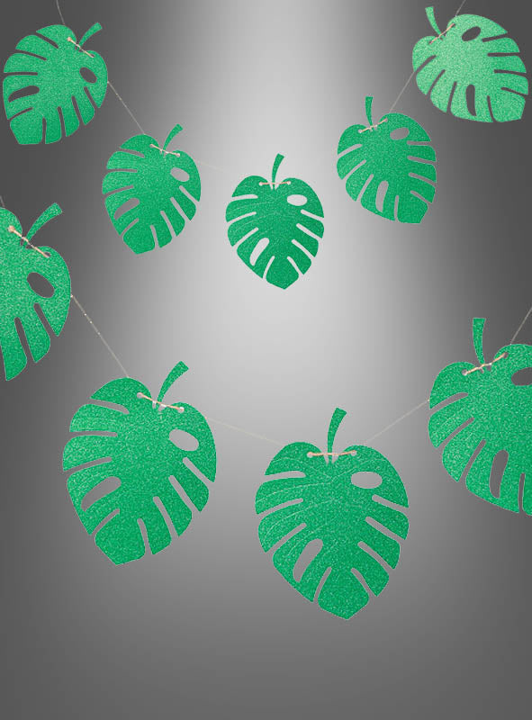 Die glitzernde Monstera-Blättergirlande (3 m x 25 cm) besteht aus grünen, glitzernden Monstera-Blättern, die auf einen transparenten Faden aufgefädelt sind und als dekorative Girlande vor einem grauen Farbverlaufshintergrund einen Hauch von Hawaii-Charme verleihen.