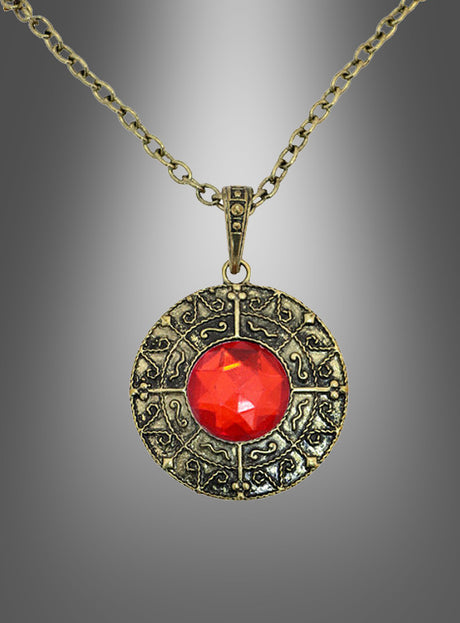 Magisches Amulett mit rotem Edelstein „Vampir“: Ein runder Goldanhänger mit aufwendigen Verzierungen und einem großen roten Edelstein in der Mitte, der an einer goldenen Medaillonkette hängt und vor einem grau verlaufenden Hintergrund präsentiert wird.