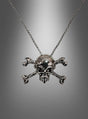 Die Kette mit Totenkopf-Pirat in Anthrazit besticht durch einen markanten „Skull-and-Crossbones“-Anhänger vor einem stilvollen, grauen Farbverlauf.