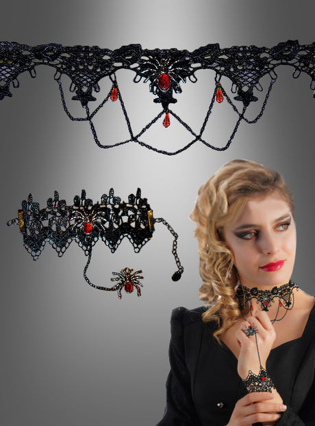 Eine Frau trägt das Gothic-Schmuckset „Spitzen Arm- und Halsband“ aus schwarzer Spitze mit roten Edelsteinakzenten und Spinnenmotiven – ideal für ein Vampir-Kostüm oder als auffälliges Gothic-Schmuckset; die Einzelteile werden zudem in Nahaufnahme vor einem grauen Hintergrund gezeigt.