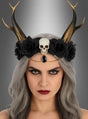 Eine Frau mit langen grauen Haaren trägt das Blumen-Haarband „Dämonin mit Hörnern“, ein Gothic-Haarband mit schwarzen Blumen, Hörnern, einem Totenkopf und einem schwarzen Edelstein. Mit ihrem auffälligen Make-up und ihrem ernsten Gesichtsausdruck vor grauem Hintergrund verkörpert sie einen ätherischen und zugleich kraftvollen Look – damit ist dies das perfekte Halloween-Accessoire für alle, die auf der Suche nach dramatischem Flair sind.