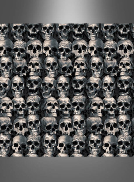 Ein sich wiederholendes Muster aus dicht aneinander gereihten menschlichen Schädeln füllt das gesamte Bild vor einem neutralen Hintergrund mit Farbverlauf aus – damit ist diese XXL-Totenkopf-Wanddekoration im Format 120 x 600 cm der perfekte Blickfang, um Ihre Halloween-Dekoration aufzuwerten.