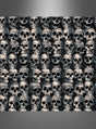 Ein sich wiederholendes Muster aus dicht aneinander gereihten menschlichen Schädeln füllt das gesamte Bild vor einem neutralen Hintergrund mit Farbverlauf aus – damit ist diese XXL-Totenkopf-Wanddekoration im Format 120 x 600 cm der perfekte Blickfang, um Ihre Halloween-Dekoration aufzuwerten.