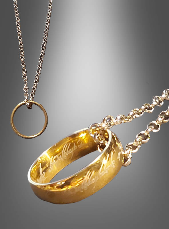 Zwei Halsketten, jeweils mit einer Kette; die eine zeigt den „Goldfarbener Ring an Kette mit Elbenschrift“, einen großen goldfarbenen Ring mit feiner Elbenschrift – ein ideales Accessoire, um jedes „Herr der Ringe“-Kostüm zu vervollständigen –, während die andere einen schlichten goldenen Ring zeigt; beide sind vor einem grauen Hintergrund mit Farbverlauf abgebildet.