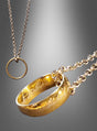 Zwei Halsketten, jeweils mit einer Kette; die eine zeigt den „Goldfarbener Ring an Kette mit Elbenschrift“, einen großen goldfarbenen Ring mit feiner Elbenschrift – ein ideales Accessoire, um jedes „Herr der Ringe“-Kostüm zu vervollständigen –, während die andere einen schlichten goldenen Ring zeigt; beide sind vor einem grauen Hintergrund mit Farbverlauf abgebildet.